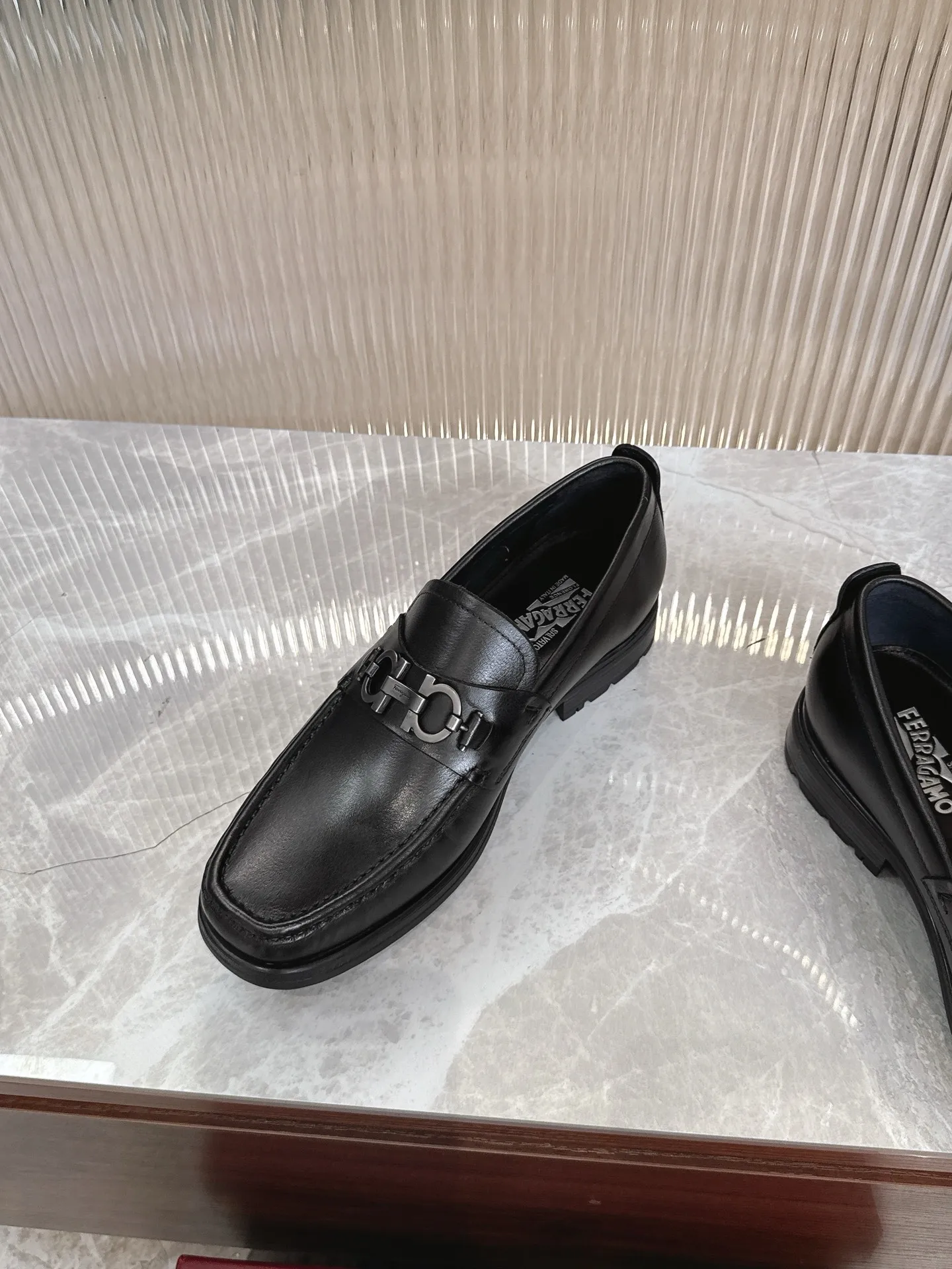 [Ferragam] Top P: 960💰 Size: 39-44 (38. 45.46 can be customized) Ferragamo men's boutique loafers, top quality, imported cowhide upper, water-dyed cowhide lining, original outsole.
